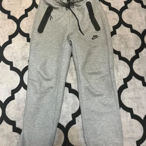 Nike tech fleece grå - Säljer ett par Nike tech utsläppta byxor som är jätte bekväma passar till storlek xs s m beroende på midjan byxorna är i storlek s / bor i Stockholm så jag kan mötas upp också;)