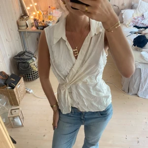 blus - SUPER snygg topp, jätte fint helt perfekt efter en strykning!