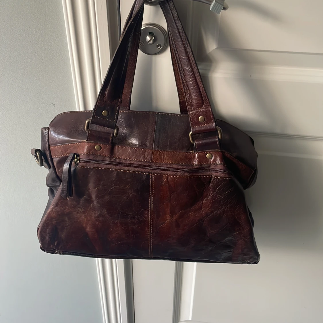 Trendig handväska i äkta läder - 91