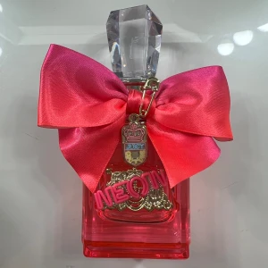 Juicy Couture Viva La Juicy Neon 50ml - Juicy Couture Viva la juicy neon, ca 50ml. Använd några få gånger, se bild för att se mängd som är kvar. Nypris 399:-