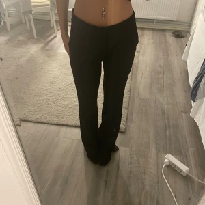 Lågmidjade kostymbyxor  - Säljer mina Lågmidjade kostymbyxor fårn Bik bok då dom är förstora lite slitage längst ner annars jättebra och har en skitt där nere