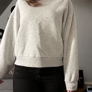 Sweatshirt  - Sweatshirt från GinaTricot i storlek S💕lite nopprig men inget man tänker på, annars är den i bra skick🫶skriv om du har några frågor och köp gärna via köp nu❤️