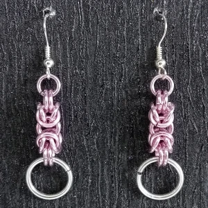 Egentillverkade örhängen  - Ett par örhängen gjorda med rosa och silver ringer mått (ca 4.3 cm långa). Öronkroken är nickelsäker 
