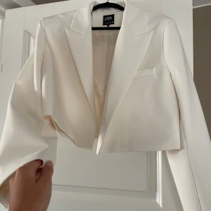 Croppad kavaj - Vit kavaj från zara som är oanvänd, helt ny och säljs på grund av att den inte passar mig🥰 Är i vanliga fall en xs men har kavajen i xl för en liten oversized känsla 
