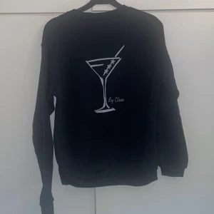 Tröja med tryck på ryggen - Marinblå/mörkblå sweatshirt med tryck på ryggen, nyskick och aldrig använd, och säljer därför💕🙏🏽 Tröjan ser svart ut på bilden men den är mörkblå i verkligheten!