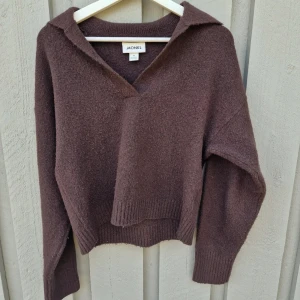 Stickad tröja  - MONKI  Mjuk stickad med krage i stl xs, nopprig men annars inga andra anmärkningar! Där av pris!