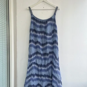 Klänning  - Klänning köpt utomlands. Jätte fin på! Osäkert på storlek men skulle säga S/M. 