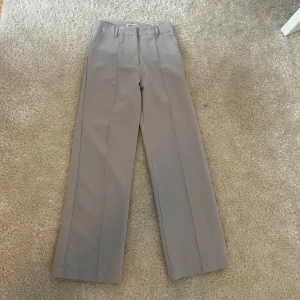Madlady kostymbyxor - Ljusgråa kostymbyxor från madlady i stl xs  Andvända en gång. Uppsydda så de passar någon som är runt 160 cm
