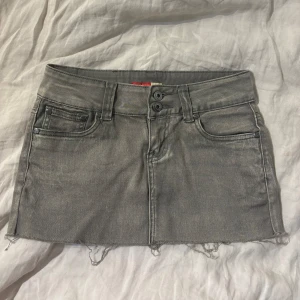 Lågmidjad mini jeanskjol - Kommer tyvärr inte till användning längre💗