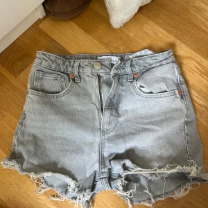 Zara jeansshorts - Säljer då de tyvärr är för små för mig💖