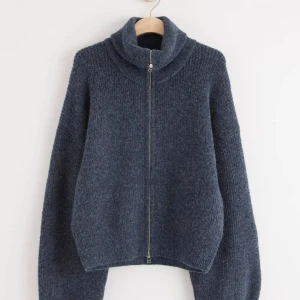 Blå stickad kofta - Superfin stickad blå kofta från Lindex med dragkedja