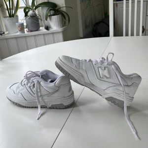 New balance - Skorna mår väldigt bra och dom är i väldigt bra skick varför jag säljer dom för 1800 är för att jag köpte om för 2000 och har använt dom Max en gång