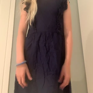 Fin mörk mörk blå klänning  - Fin mörk mörk blå ser nästan ut som svart. Väldigt fina volanger 