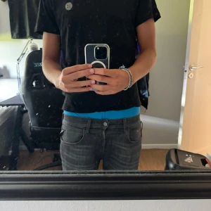 Stone island T shirt  - Hej säljer denna varan då den blivit förliten på mig och kommer då inte till användning, nypris runt 2000kr, Skixka 9/10, storlek L men sitter som en S