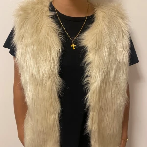 Päls väst - En jättefin pälsväst i vitare nyans. Används tyvärr inte längre då den inte passar. 