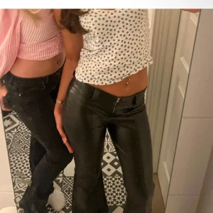 Lågmidjade skinnbyxor  - Säljer dessa populära skinnbyxorna då det inte kommit till användning! Använda cirka 5 gånger! Sitter super bra och är helt slutsålda (sprättade längts ner) bra i längden på mig som är 1,72! 
