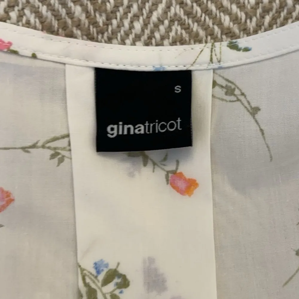 Jätte söt blus från Gina Tricot som är helt oanvänd💗. Blusar.