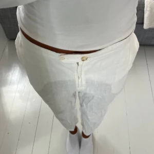 Lågmidjade linnebyxor  - Krämvita linnebyxor köpa secondhand och omsydda av skräddare till lågmidjade. Skulle säga storleken är 34. Super fina men används inte längre. Enda skavanken är någon typ av fläck längre ner på byxbenet men inget man ser tydligt (sista bilden)