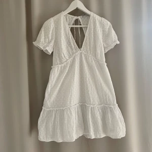 Vit klänning från zara - Vit mini klänning från zara i bra skick🩷