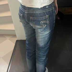 Jeans - Säljer ett par raka jeans som är lågmidjade. Jag är 173 cm och de går ner hela vägen på mig. Frakt tillkommer!