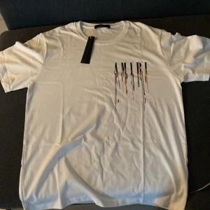 Amiri t-shirt  - Hej,säljer en mycket fin amiri t-shirt för den e för stor på mig helt ny aldrig använd bara testad  