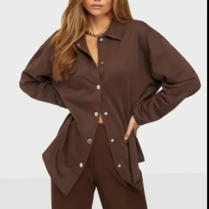 Oversized skjorta - Brun oversized skjorta från nelly som är använd en gång. Går att använda som tunn jacka också. Superfint skick. Storlek M🤩 