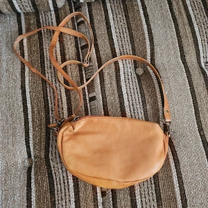 Skin crossbody  - En storlek, inga defekter 