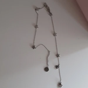 Halsband - Säljer detta halsbandet från edblad säljer för jag använder bara guld nu och alldrig använt halsbandet. Köpte för 400 kr 