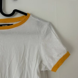 T-shirt - T-shirt, inte mycket använd. Märket är från att ha hängt på tork över en lina, kan strykas innan den skickas!