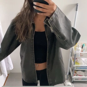 Skinnjacka  - Super snygg skinnjacka som inte kommer till användning, använd endast två gånger under våren då det va då jag köpte den för 899.
