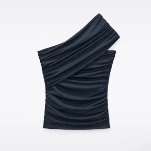 Snedskuren top - Så fin topp från zara! Passar till alla tillfällen, helt oanvänd med prislapp kvar  💙💙använd gärna köp nu!