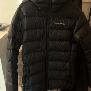 Peak performance jacka  - Säljer min vinter jacka, då jag inte kan ha den längre, dragkedja är sönder på höger fickan, och de är ett hål på armen, ananrs inga problem med jacka, otroligt bra till vinter.