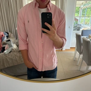 Ralph Lauren skjorta - Hej, säljer nu min fina Ralph Lauren skjorta storlek M slimfit i en eftertraktad färg. Den är i nyskick och kommer vara otroligt snygg i sommar. Nypris 1500kr! Vi kommer att sälja liknande produkter nu i sommar så glöm inte följa profilen!🌊🍾
