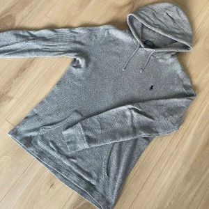 Ralph lauren hoodie  - Säljer en Ralph Lauren hoodie! Tröjan är i bra skick och utan defekter!  Storlek S Hör gärna av dig om du har frågor!