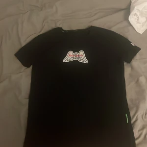 Moncler x Palm angels t shirt - Riktigt snygg T-shirt Pris kan diskuteras Storlek m men passar även S