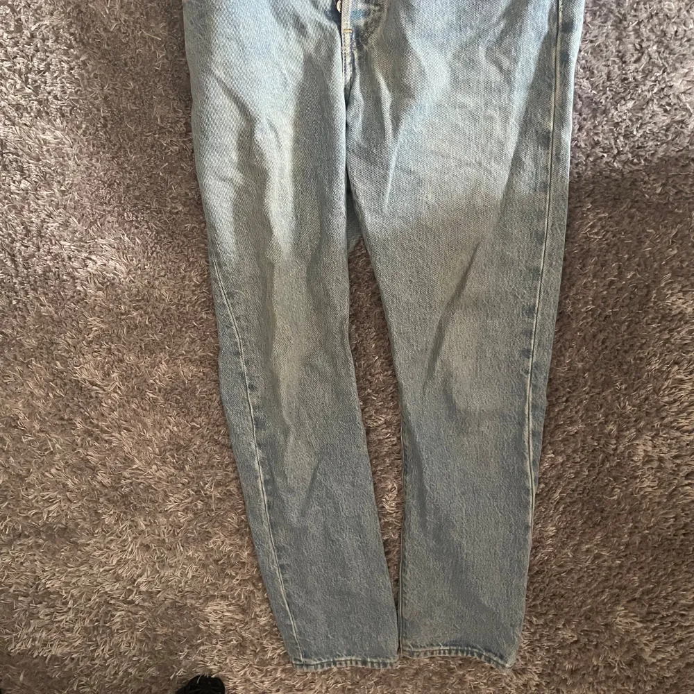 Knappt använda jeans  Fräscha men lite för baggy för min stil Nypris 1099kr säljer för 550kr. Jeans & Byxor.