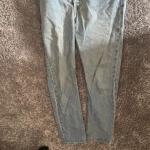 Jack and jones jeans - Knappt använda jeans  Fräscha men lite för baggy för min stil Nypris 1099kr säljer för 550kr