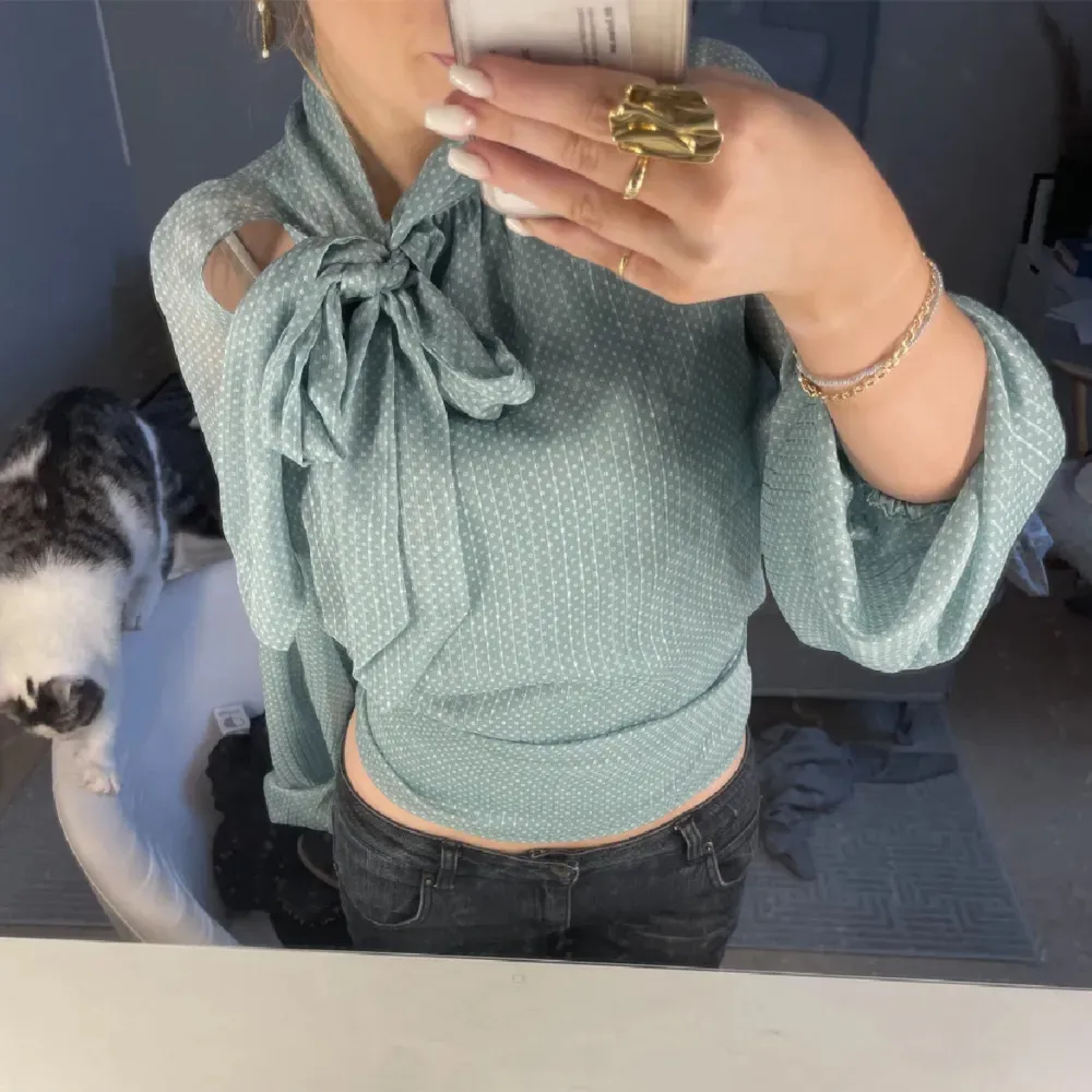 Super söt blus!! Färgen är ish turkos, säljer då den tyvärr inte kommer till användning!!🩷. Puserot.