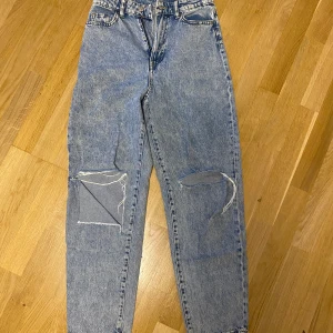Mom jeans - Mom jeans med hål i. Använda en del men bra skick Köparen står för frakt