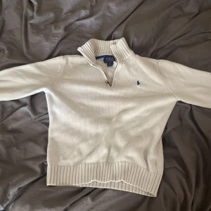 En half sip polo hoddie - Den är i barn storlek 10-12 och den är i bra skick inget hål eller liknande😁
