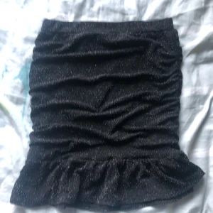 Svart glittrig fest kjol - Jättesnygg glittrig festkjol som säljs eftersom den endast är använd en gång! 