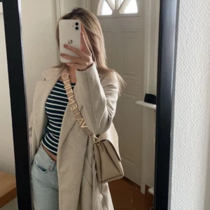 Valentino väska  - Valentino väska. Beige. ALEXIA - Axelremsväska. Använd ungefär en gång. 