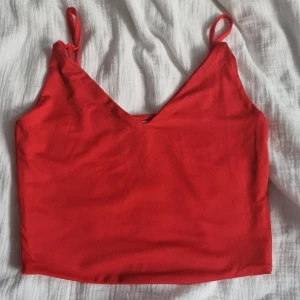 Linne - Rött linne med justerbara band. Strl. S