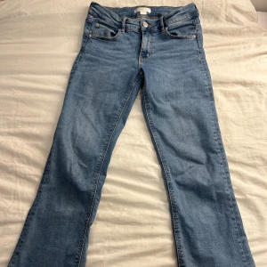 Lågmidjade Jeans med knappfickor på baksidan - Jättesköna blåa Lågmidjade jeans med knäppbara fickor bakifrån, storlek 146 från Gina tricot (Gina Young) Väldigt trendiga Jeans