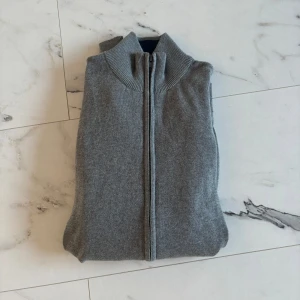 Grå tröja med dragkedja  - En stilren tröja med dragkedja från varumärket pier one.  Skick 9.5/10.  Hör av er om ni har några frågor!