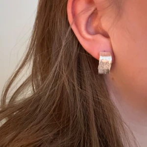 Örhängen 925 silver - Handgjorda örhängen i 925 silver som jag har gjort<3 (Produkten kommer inte vara identisk som på bilden men jag gör ett smycke så likt som det på bilden)