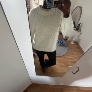 Vit stickad tröja - Säljer denna stickade tröja som jag köpt för ca 1 år sen men inte haft användning för! Sticks inte, najs till hösten🍁 
