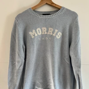 Stickad tröja - Stickad tröja från Morris i så fin färg! Använd väldigt varsamt.🩵