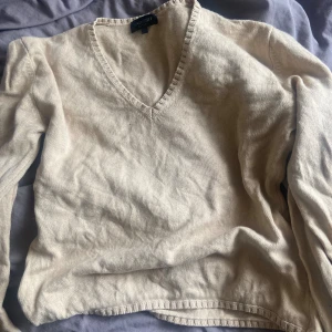 Långärmad blus - Bra skick Skriv för fler bilder Säljer för att den är för stor