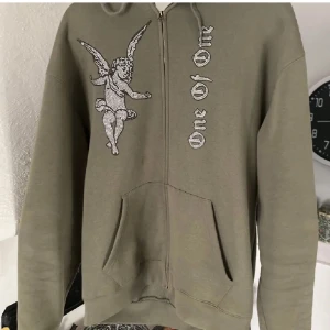 Zip hoodie - Rhinestone zip hoodie från One of One. Tröjan har alla stenar kvar och är i riktigt bra skick